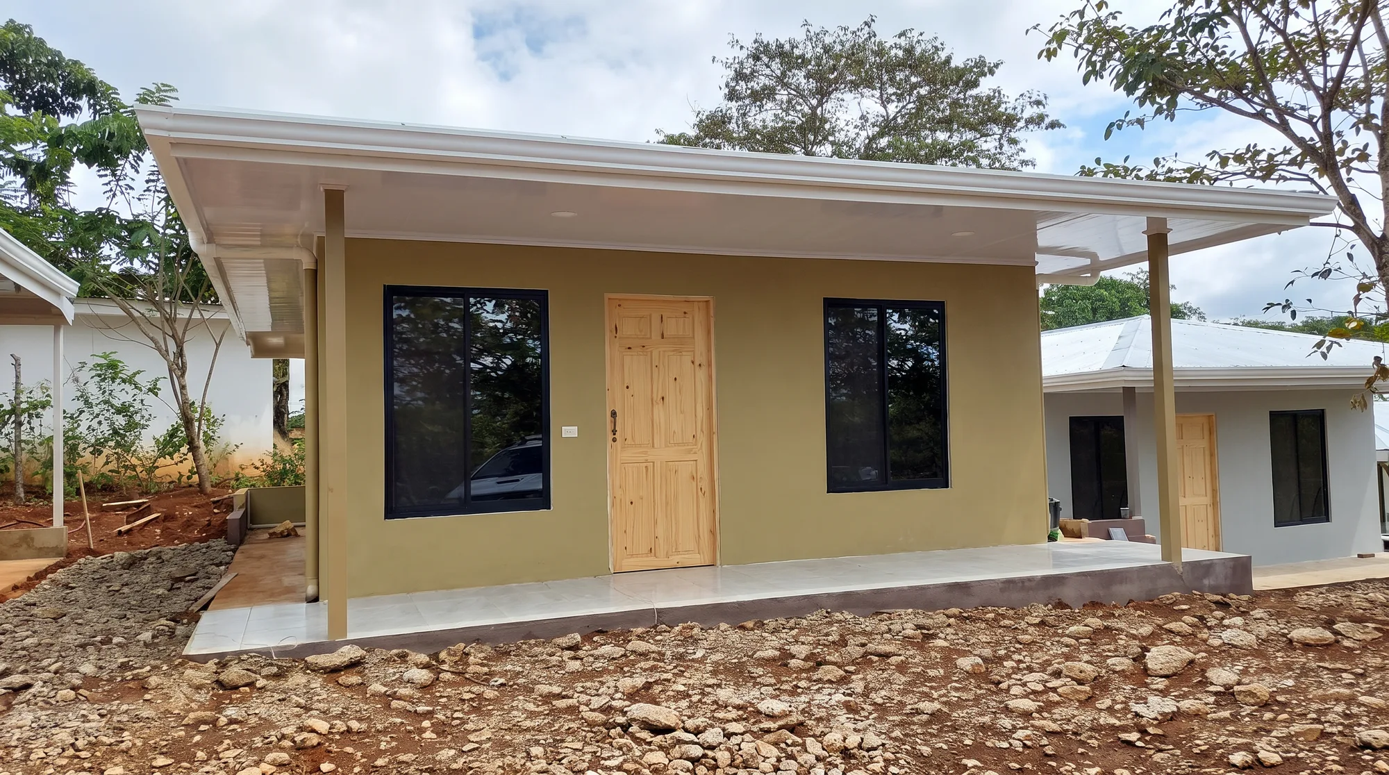 Fachada casa beige — 8 Casas Cobano