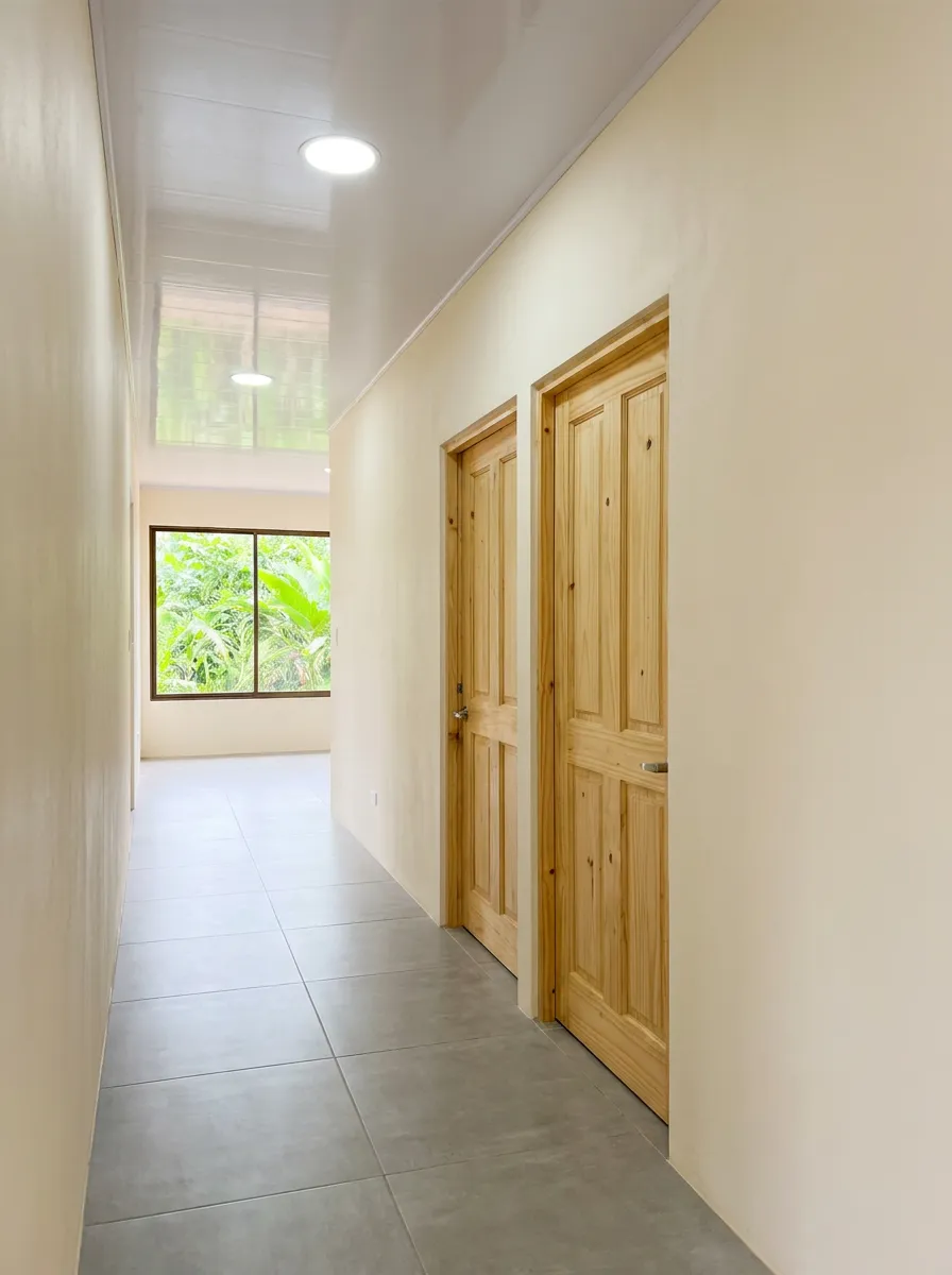Pasillo con puertas de pino